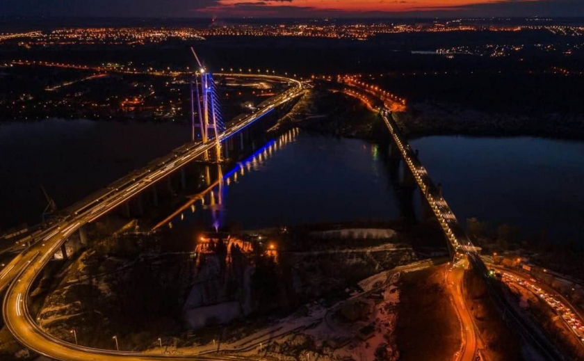 В сети показали завораживающие ночные фото введенного в эксплуатацию запорожского моста