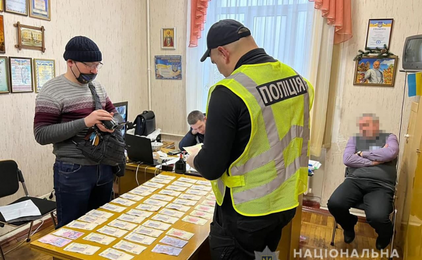 В Бердянске полиция задержала директора школы за взятку 20 тыс. грн.