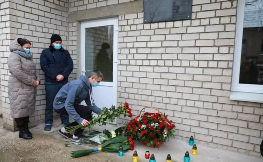 В Запорожье открыли мемориальную доску погибшей год назад Ольге Гливе
