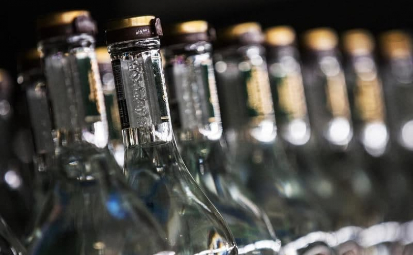 Разводил спирт водой: в Запорожье осудили организатора подпольного алкогольного цеха