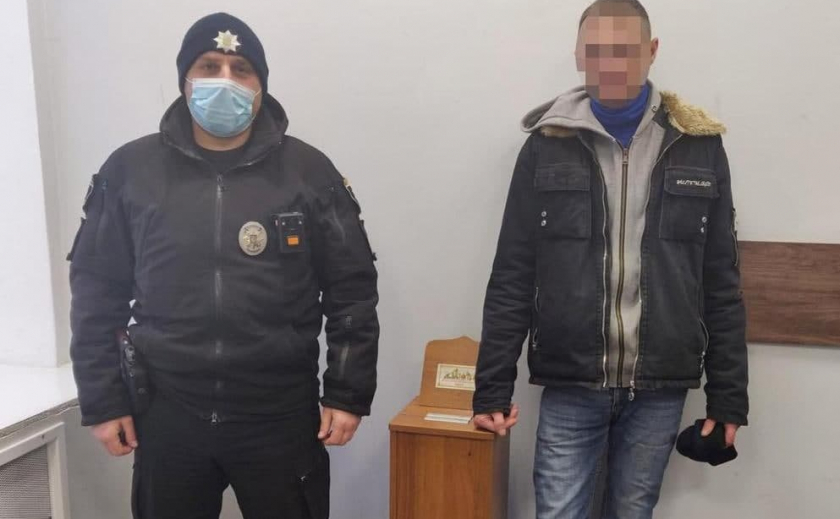 В Запорожской области ранее осужденный мужчина выкрал ящик с пожертвованиями из церкви