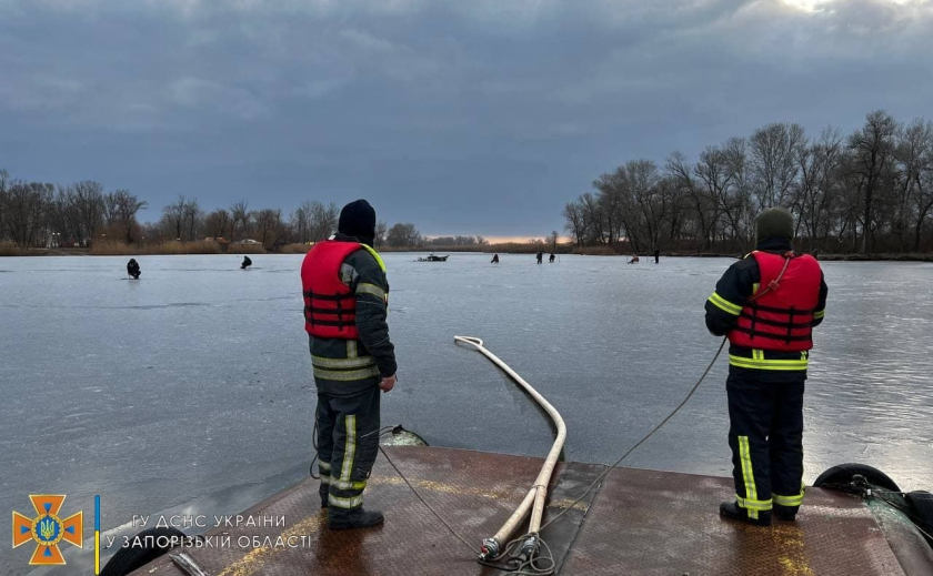 Уговаривали полиция и спасатели: В Энергодаре спасают 8 рыбаков, вышедших на лед