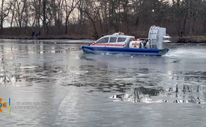 Рыбаков увели, лед поломали: в Энергодаре спасатели предупредили трагедию на тонком льду