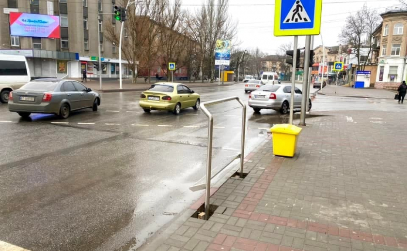 В Мелитополе начали устанавливать велосипедные стойки ожидания перед светофором