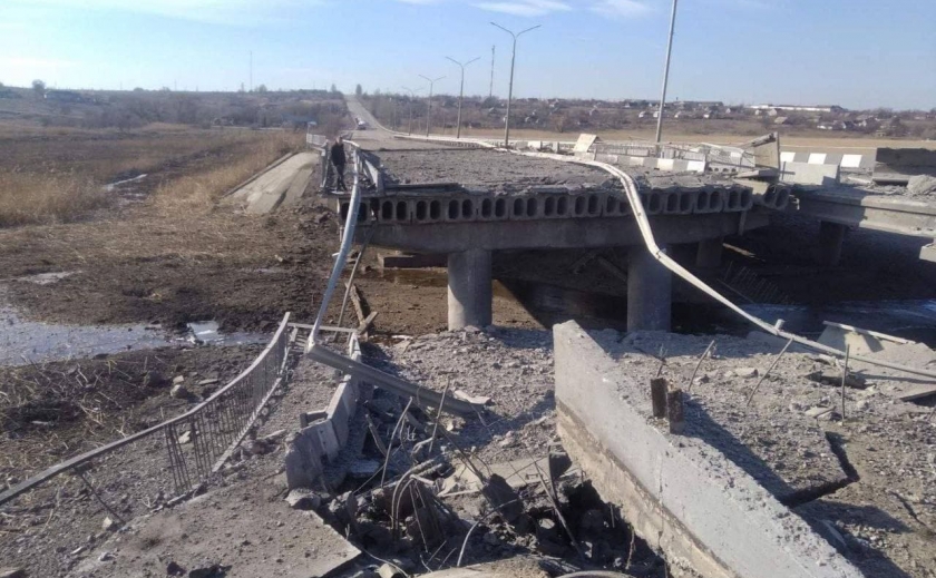 Оккупационные войска разрушили мост между Энергодаром и Запорожьем: сообщение потеряно