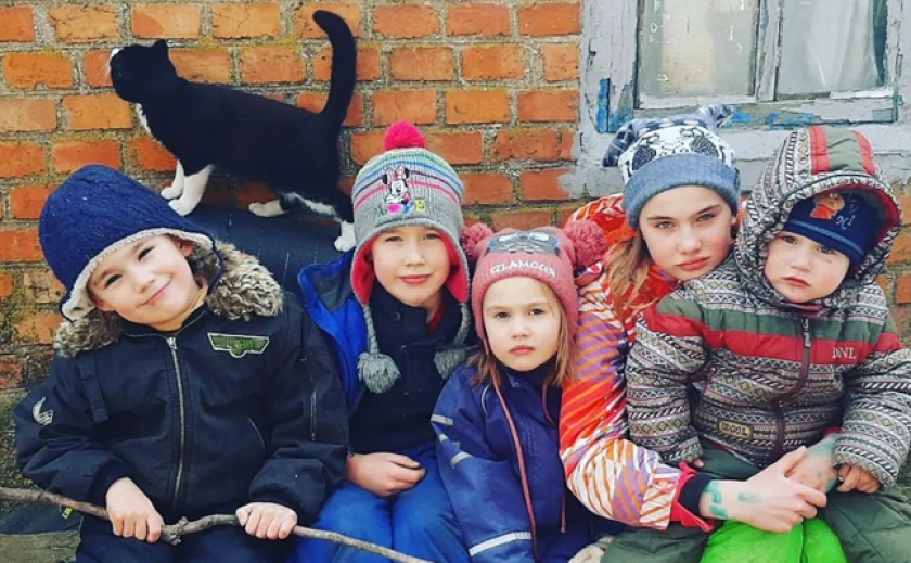 Мать шестерых детей просит помочь выехать из села под Бердянском