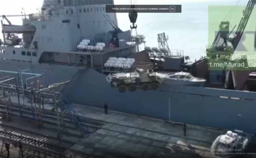 Россияне завозят военную технику через Бердянский порт