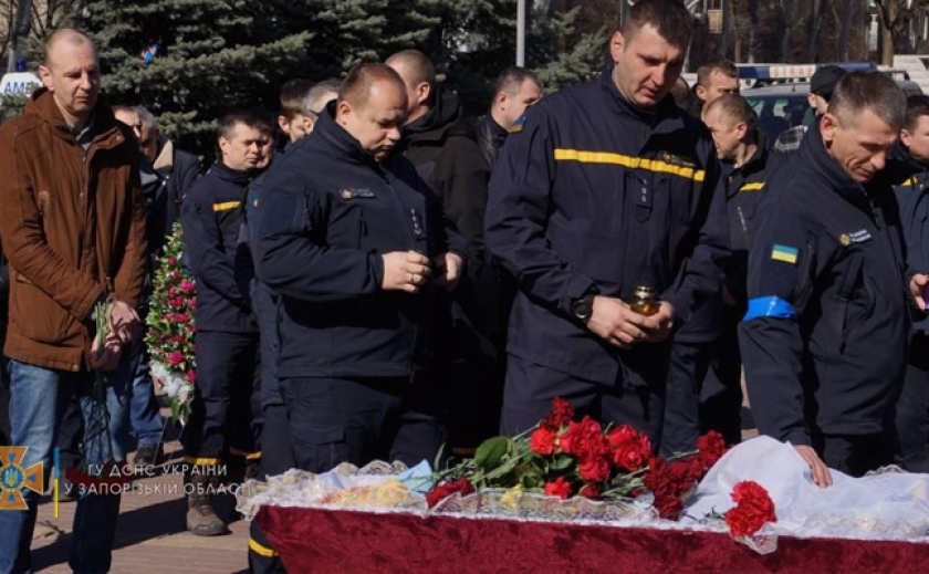 В Запорожье спасатели простились с пожарным, погибшим под обстрелом в с. Наталовка