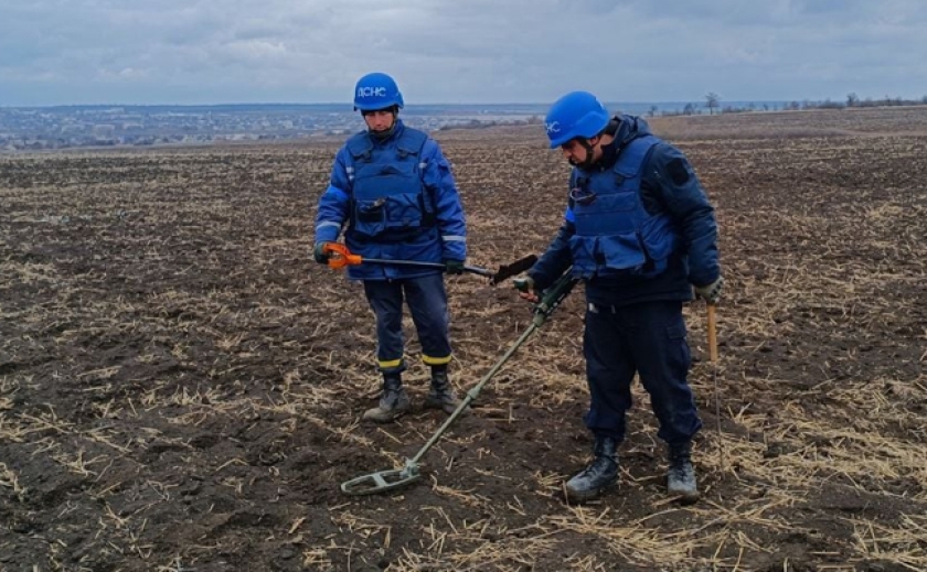 Чтоб начать посевную: В Запорожской области спасатели собрали на поле кассетные боеприпасы от «Торнадо С»