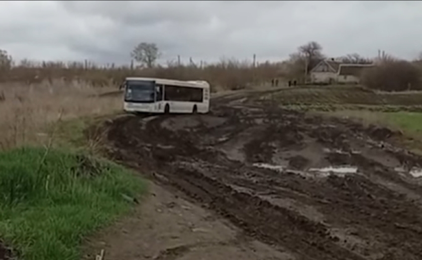 Дорога жизни: Спасатели отбуксировали 21 гуманитарный автобус, застрявший на размытой дороге в Запорожской области