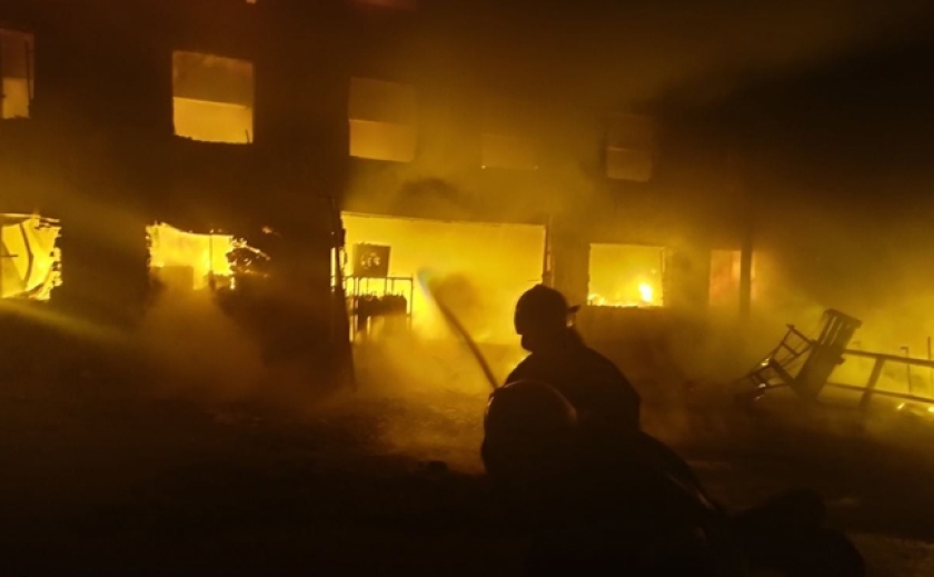 Чуть не взорвались баллоны с газом: В полночь в Запорожье 35 спасателей тушили пожар на производстве