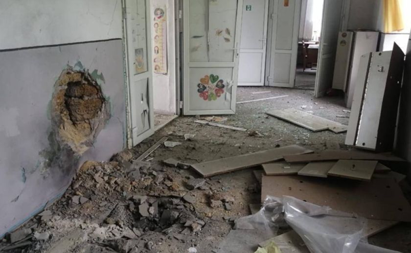 Разбитая школа и двое погибших: Российские военные обстреляли Железнодорожное в Запорожской области