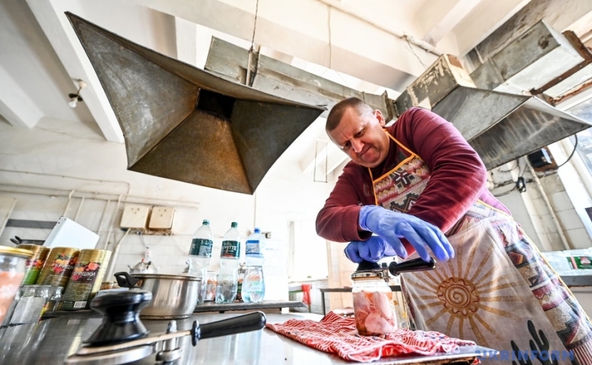 «Казацкая еда»: в Запорожье волонтеры готовят для военных тушенку