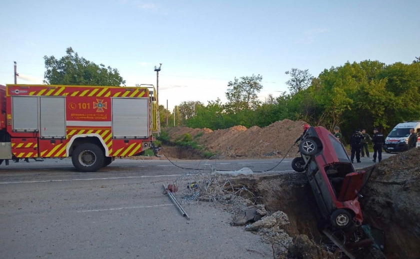 В Запорожском районе автомобиль провалился в трехметровую канаву: пострадали два человека
