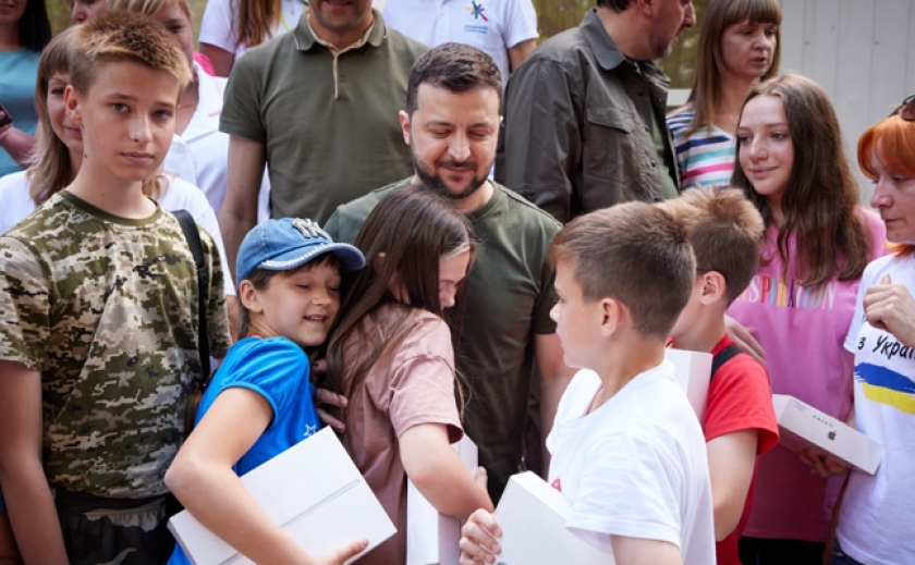 Встретился с военными и переселенцами: Президент Украины Владимир Зеленский посетил Запорожскую область