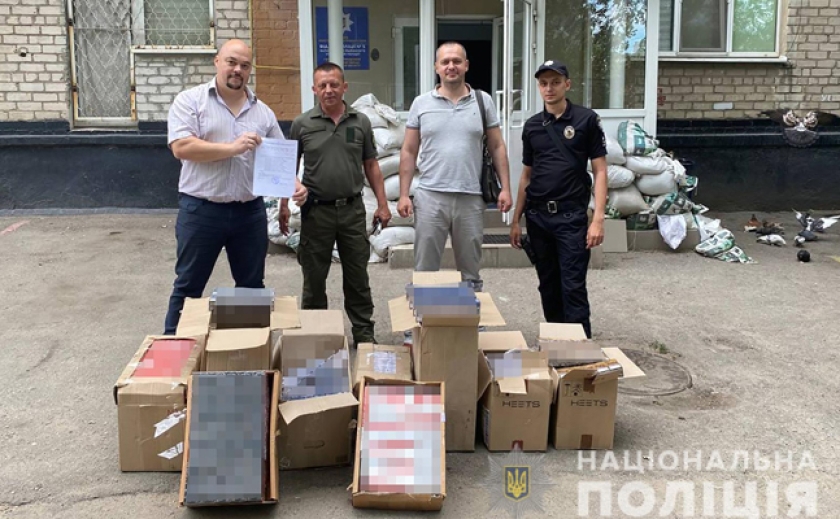 Запорожские полицейские передали украинским военным изъятые контрафактные сигареты на 600 тыс. грн.