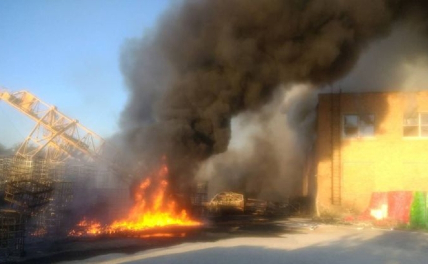 В Пологах Запорожской области спасатели 2 часа тушили пожар на заводе «Коагулянт»