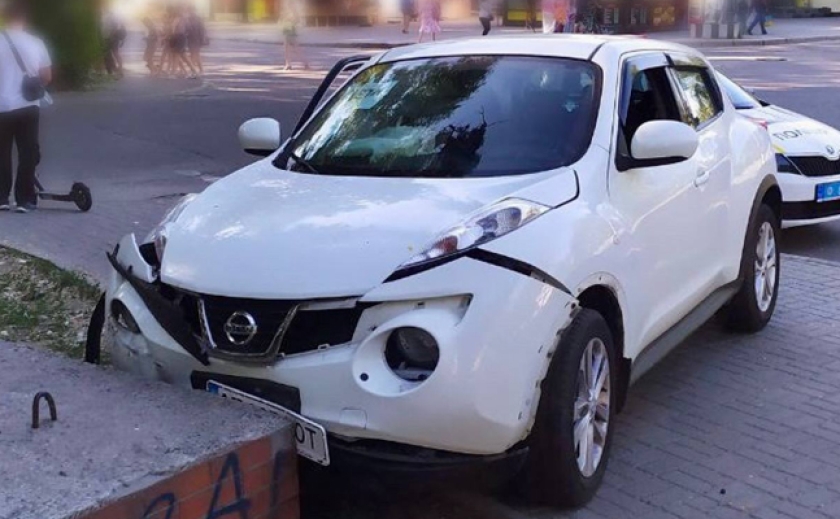 В 15 раз выше нормы: В Запорожье пьяный бесправный водитель на Nissan Juke наехал на бетонное ограждение
