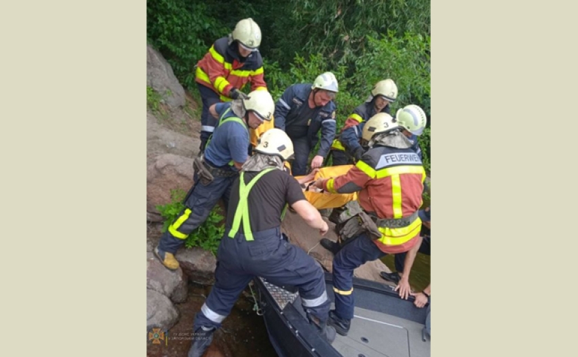 В Запорожье спасатели сняли со скал женщину без сознания