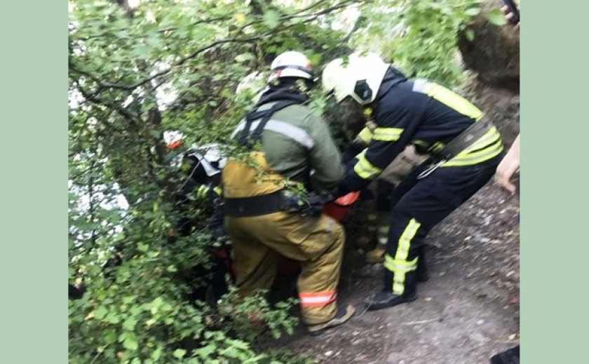 В Запорожье со скалы «Утюг» упал 40-летний мужчина