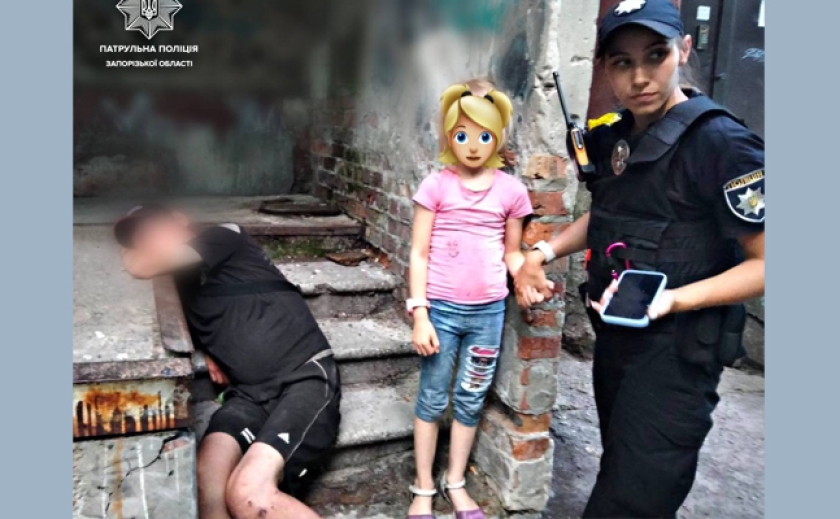 Рядом лежал пьяный экс-сожитель ее матери: Патрульные в Запорожье разыскали 6-летнюю девочку