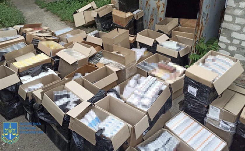 Хранил в гараже: В Запорожье полицейские изъяли контрафактные сигареты на 1 млн. грн.