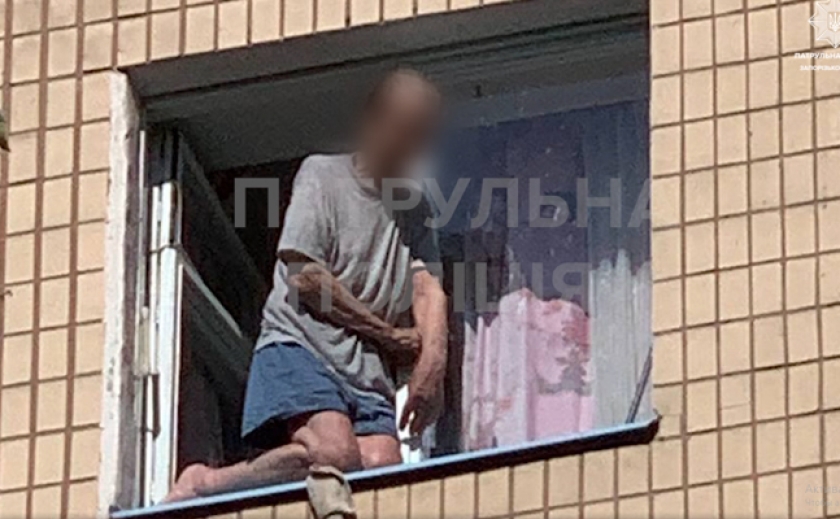 Сидел в открытом окне 6-го этажа: В Запорожье патрульные спасли от самоубийства 83-летнего дедушку