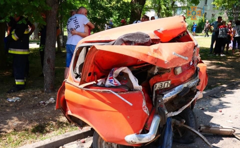 Смертельне ДТП в Запоріжжі: Водій «BMW» збив людину, травмував ще шістьох та пошкодив 4 авто