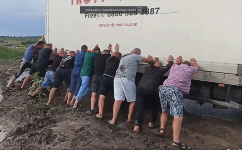 На «Дорозі життя» в Запорізькій області рятувальники 12 годин витягали вантажівки та легкові авто