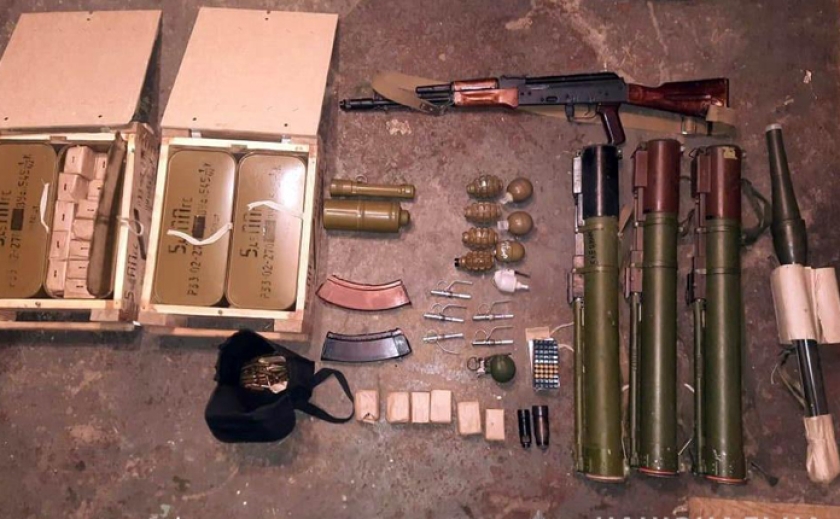 Схрон на СТО: Поліція затримала мешканця Вільнянська за незаконне зберігання зброї та боєприпасів