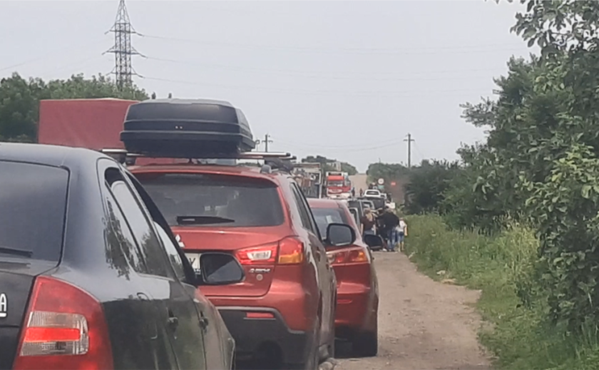 На блокпосту Запоріжжя в окупованій Василівці в черзі стоять понад 5 тисяч людей На блокпосту Запоріжжя в окупованій Василівці в черзі стоять понад 5 тисяч людей