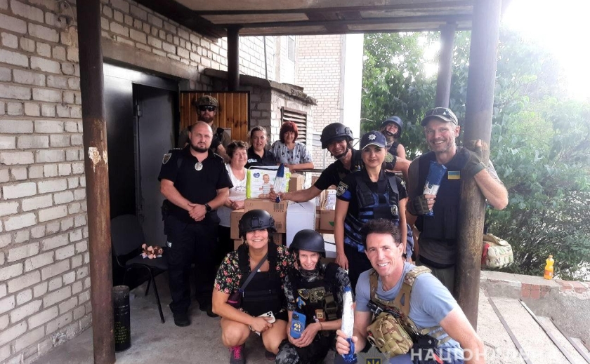 Поліціянти Запорізької області та волонтери доставили допомогу мирним людям