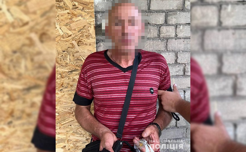 Вдарив жінку, вихопив сумку та втік: в Запоріжжі грабіжник на вулиці напав на переселенку