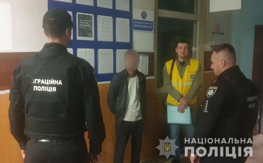 Поліція Запоріжжя примусово видворила нелегала за межі України