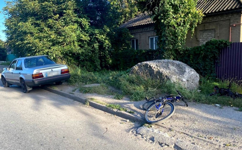 В Запоріжжі поліція розшукує свідків ДТП з велосипедистами – чоловіком та 13-річним підлітком