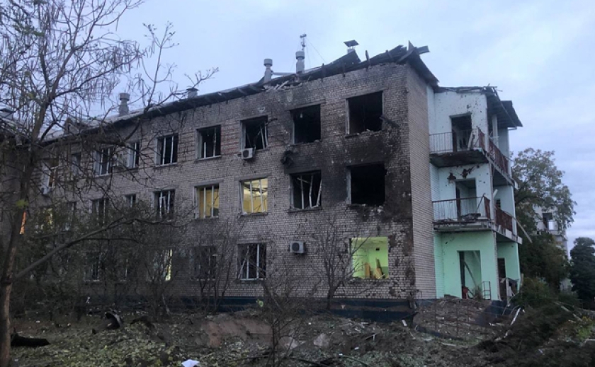 Загинула людина, постраждали школа, амбулаторія та автосалон: Вранці армія РФ випустила по Запоріжжю 12 ракет С-300