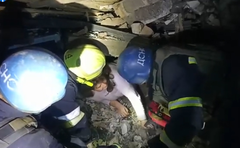 Рятувальники звільнили родину з погреба зруйнованого будинку: Наслідки нічного обстрілу Запоріжжя
