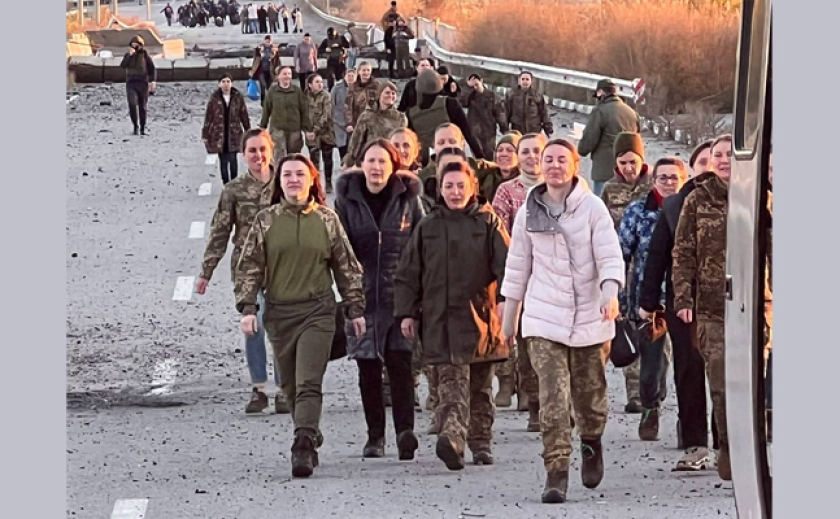Мама Аліси повернулась: Україна провела жіночий обмін - 108 військовополонених приїхали до Запоріжжя