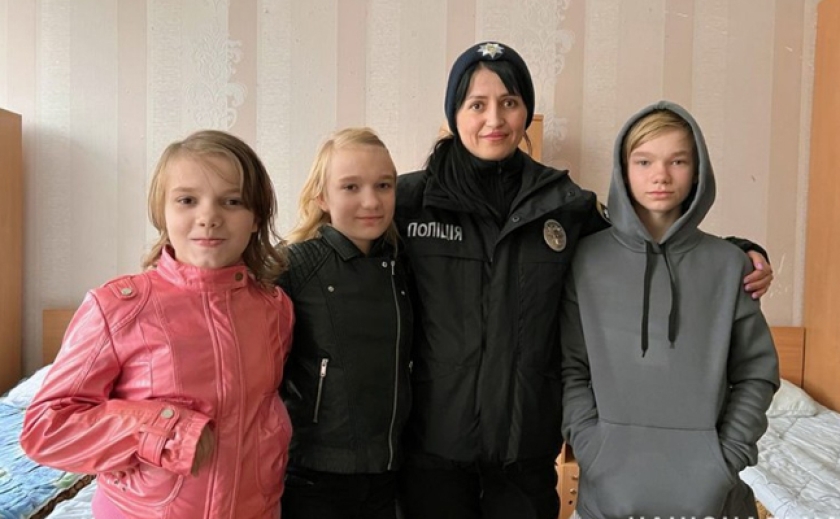 Поліцейські з Запоріжжя евакуювали багатодітну родину з прифронтового Оріхова