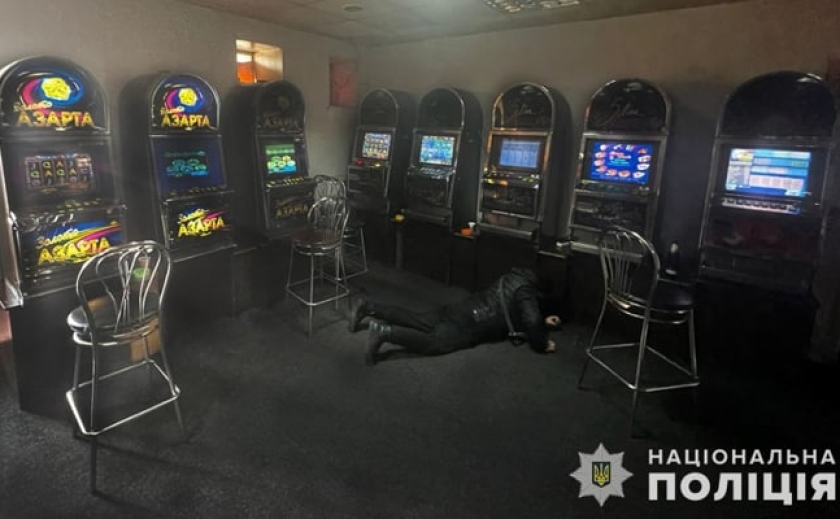 Працював в режимі конспірації: У Запоріжжі поліцейські викрили підпільний зал ігрових автоматів