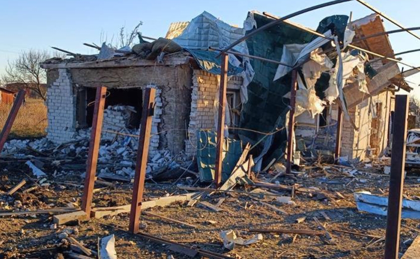 Зросла кількість жертв внаслідок удару по передмісті Запоріжжя, постраждала дитина: деталі