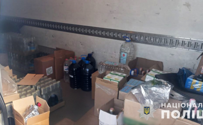 В Запоріжжі спецпризначенці викрили водія вантажівки, який перевозив понад 260 л фальсифікованого алкоголю