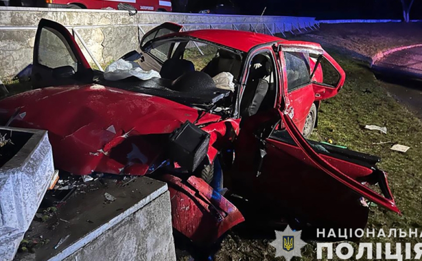 Троє загиблих та двоє травмованих: В Запоріжжі водійка «Volkswagen Jetta» наїхала на бетонну загорожу