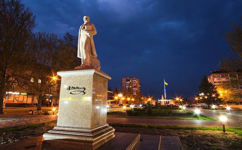 В Мелітополі окупанти демонтували пам’ятник Тарасу Шевченку, але бояться його знищити