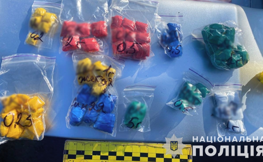 На блокпосту Запоріжжя поліцейські виявили наркотики у пасажирів таксі
