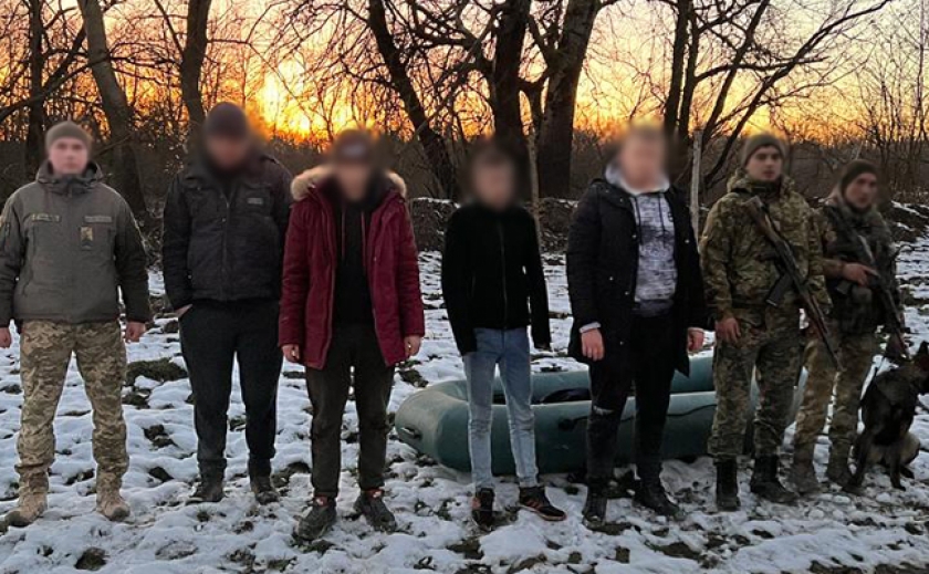 Хотів втекти з України на гумовому човні: Прикордонники затримали ухилянта з Запоріжжя на березі річки Тиса