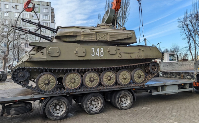 Мешканці просили прибрати: З Музею техніки Богуслаєва в Запоріжжі вивозять експонати-воєнні машини