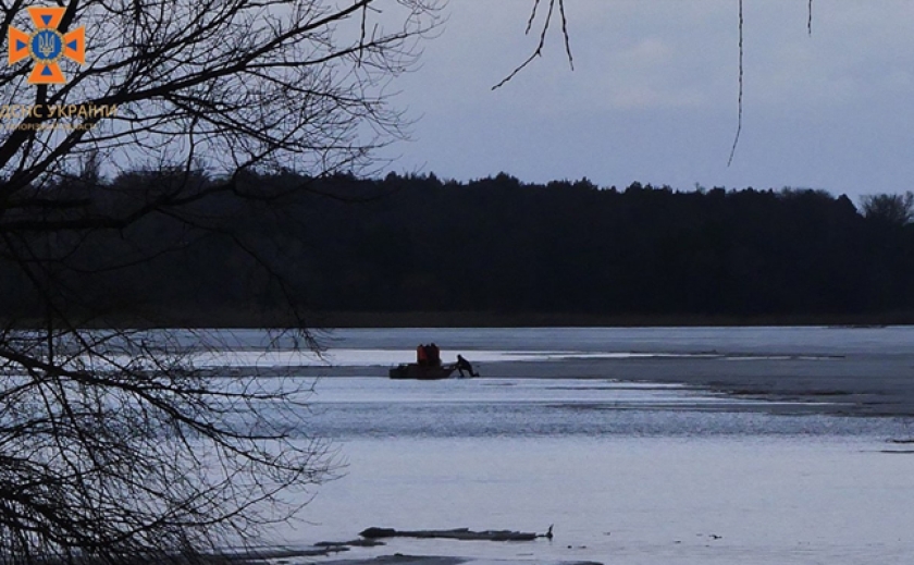 Близько години сподівався, що пристане до берега: На річці Дніпро в Запоріжжі врятували рибалку, який дрейфував на крижині