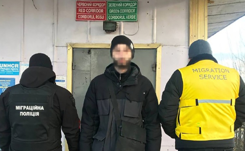 Відбував покарання в Україні: Запорізькі поліцейські примусово повернули до країни походження громадянина РФ