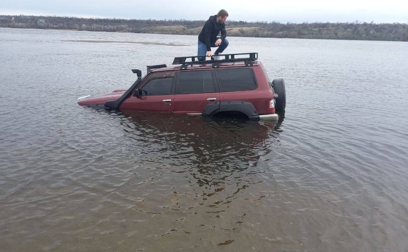 У Запоріжжі чоловік заїхав на авто у річку: довелося сидіти на даху і чекати рятувальників У Запоріжжі чоловік заїхав на авто у річку: довелося сидіти на даху і чекати рятувальників
